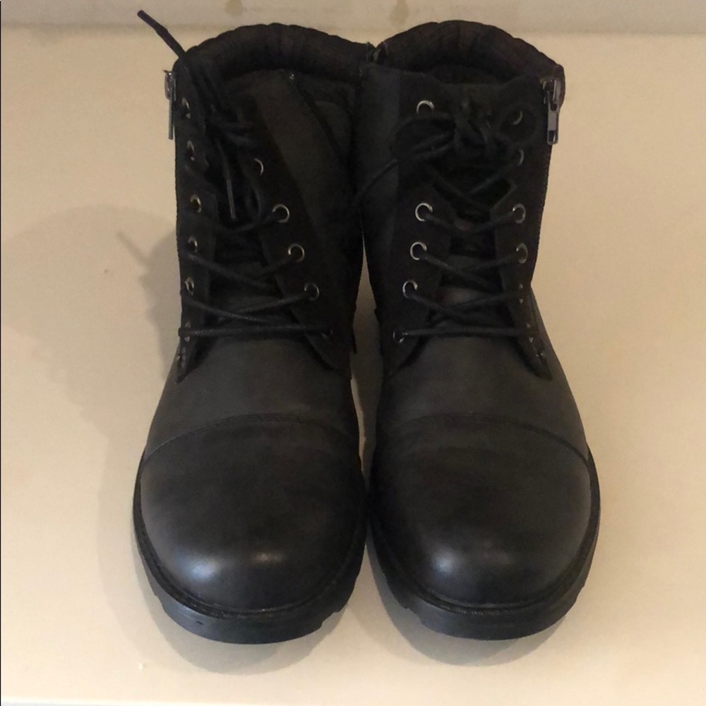 Men’s black boots size 9 US